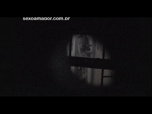 ❤️ Блонди ба таври махфӣ аз ҷониби як сайёҳи ҳамсоя, ки паси хиштҳои холӣ пинҳон шудааст, сабт мешавад ❤️❌ Порнои мақъад дар мо ❌❤